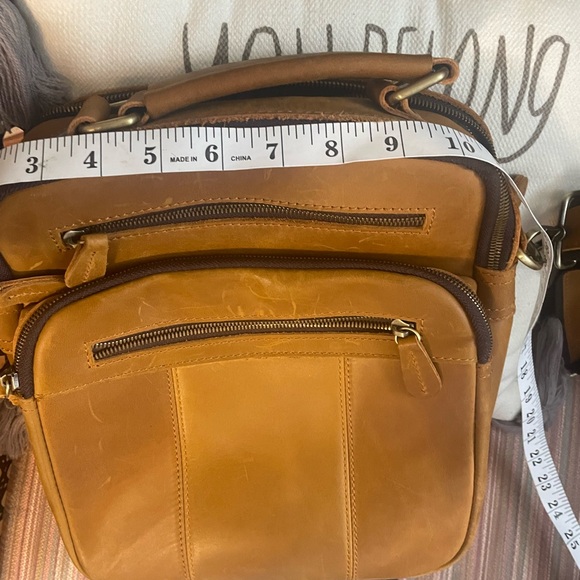 Elegant Brown Leather Messenger Bag for Men - Picture 5 of 16